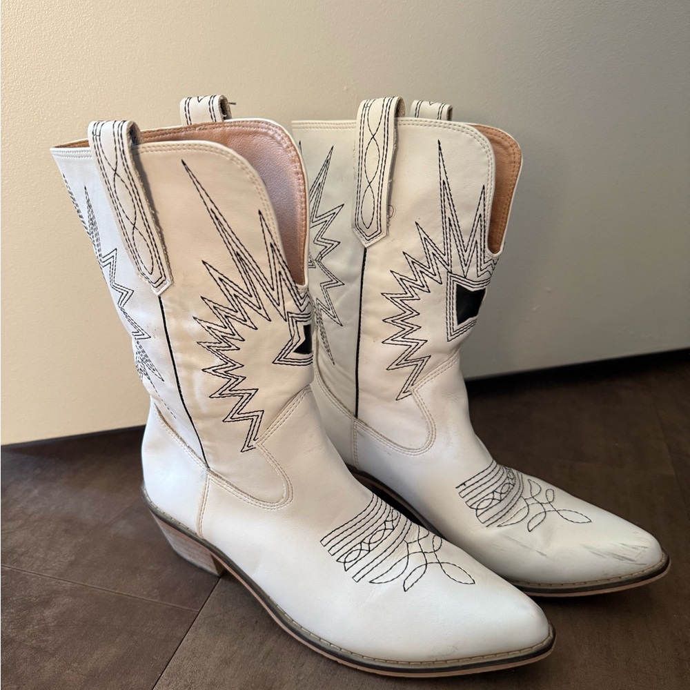 White Embroidered Western Cowboy Boots for festivals and Coachella